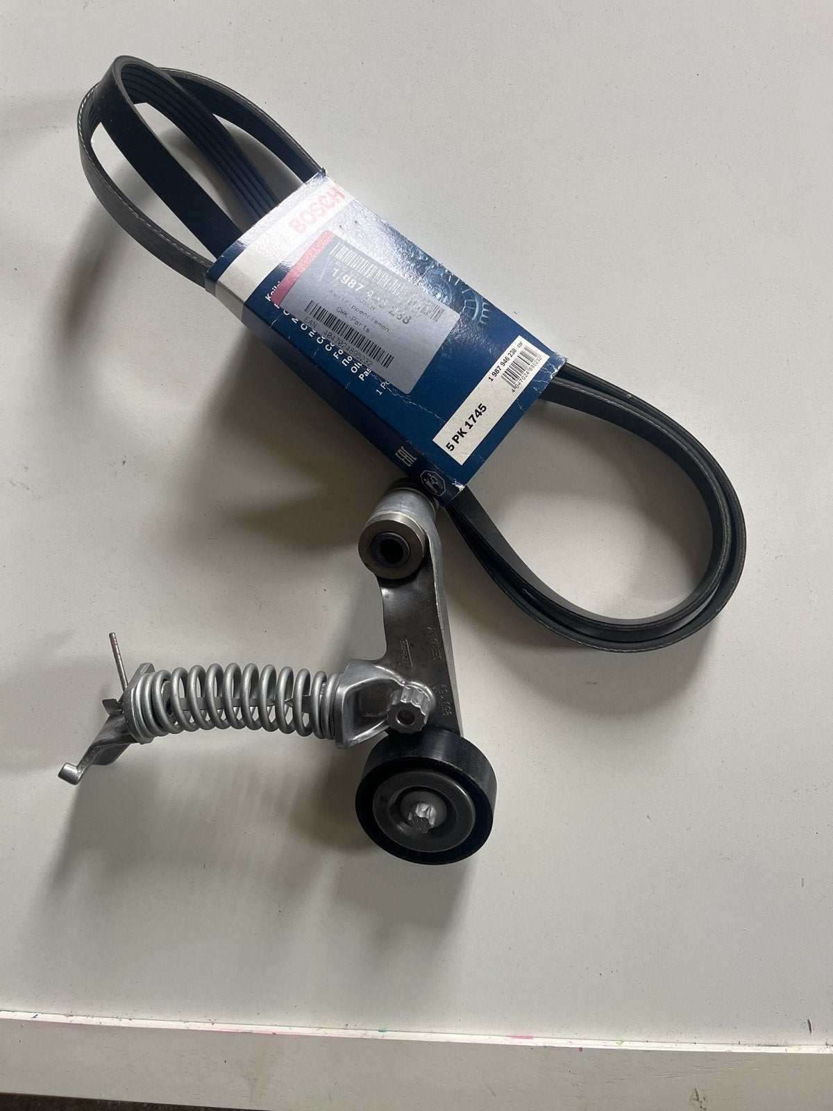 Nieuwe Multiriem met Spanner - Bosch 5PK1745, Ophalen of Verzenden, Nieuw, Universele onderdelen