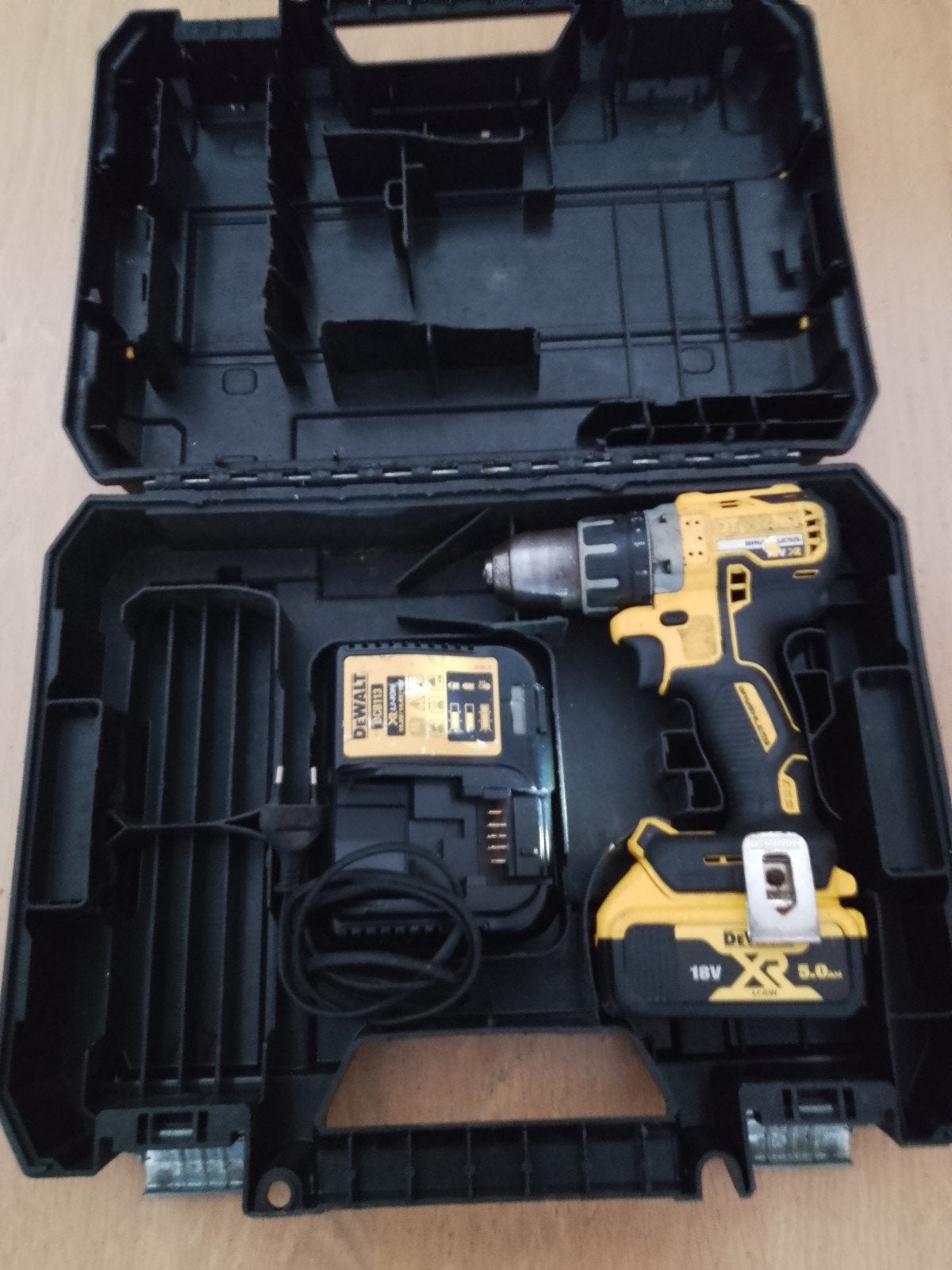 Foto 2 van DeWalt DCD791D2 Accuboormachine met 1 18v 5Ah accu en lader