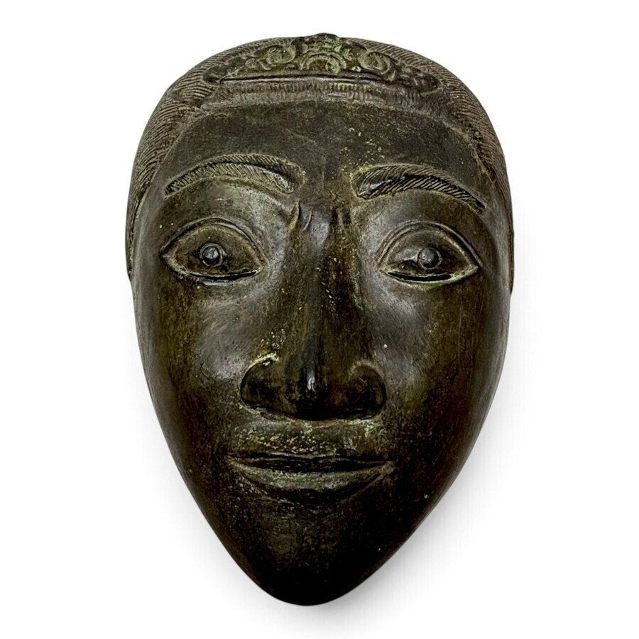 Twee Javaanse bronzen maskers, Groep mensen, Minder dan 20 cm, Brons, Klassiek