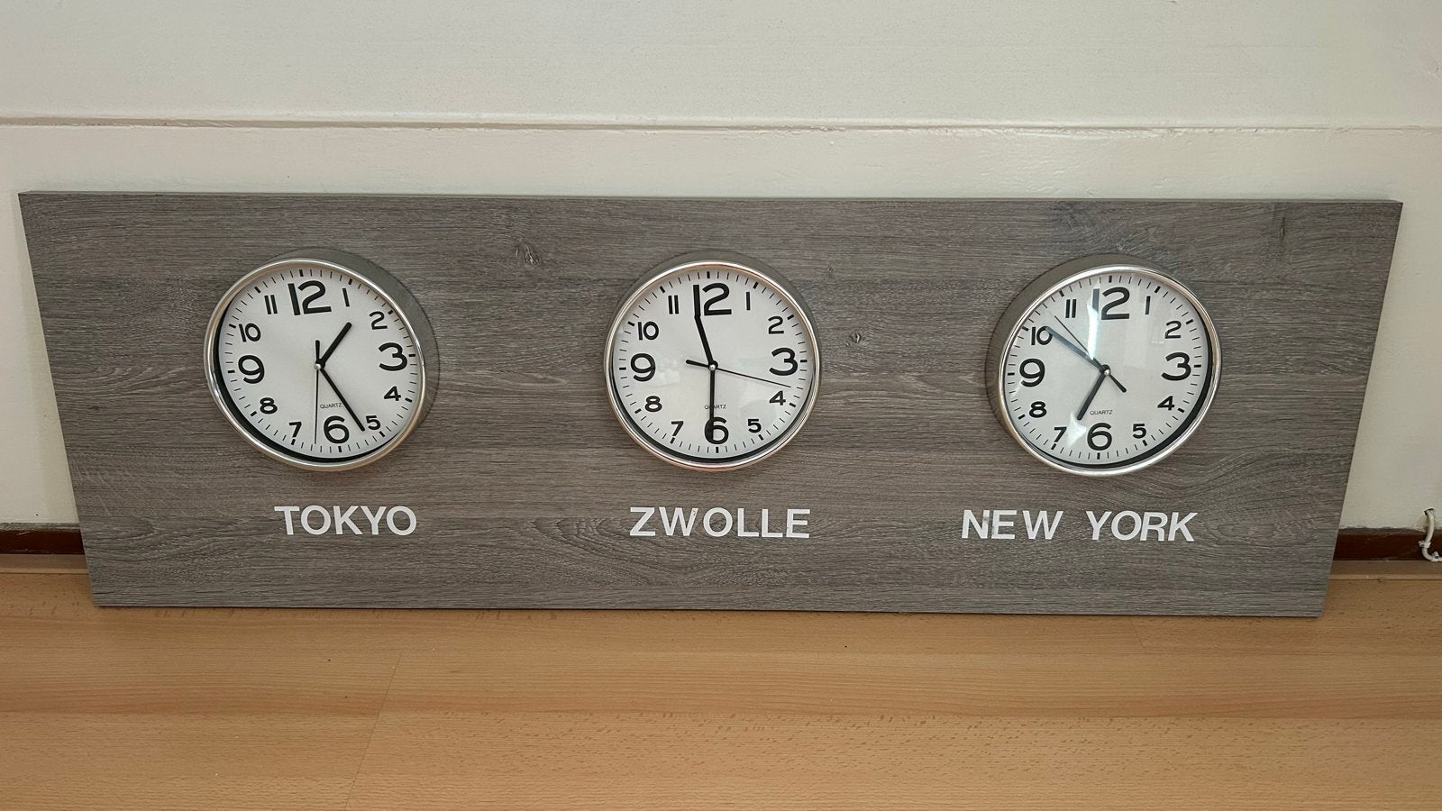 Wandklok met 3 tijdzones: Tokyo, Zwolle, New York, Ophalen of Verzenden, Nieuw, Wandklok
