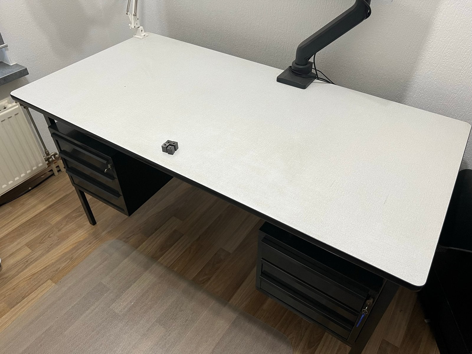 Bureau met 2 ladeblokken, 141x70,5 cm, hoogte 77cm, Ophalen, Gebruikt, Met lades, Metaal