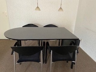 tafel met vier zwarte stoelen, Ophalen, Overige materialen, Gebruikt, 100 tot 150 cm