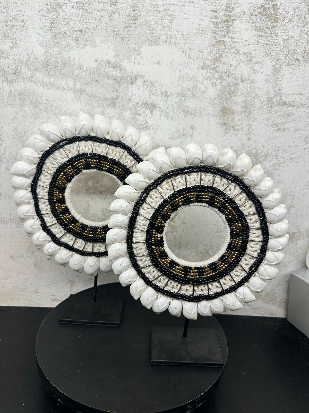 Set van 2 Papua Schelpenkettingen op Standaard, Huis en Inrichting, Boho, Ophalen of Verzenden, Zo goed als nieuw, Natuurlijk materiaal