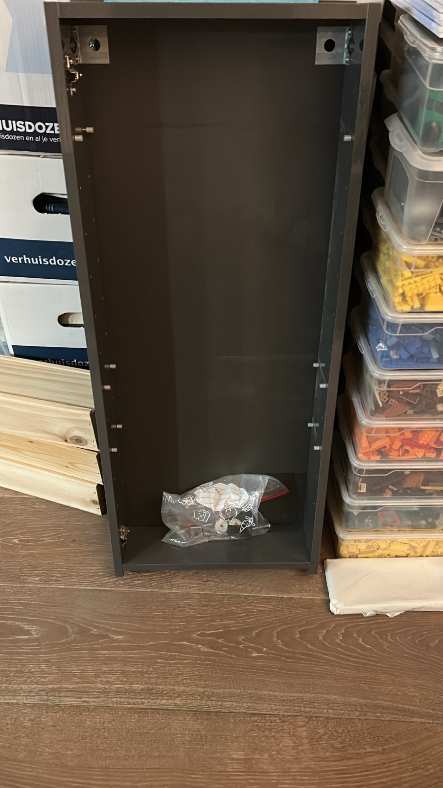 Ikea badkamerkast 40x14x96 cm grijs hoogglans met glasplaten, Huis en Inrichting, Badkamer | Badkamermeubels, Ophalen, (Half)hoge kast