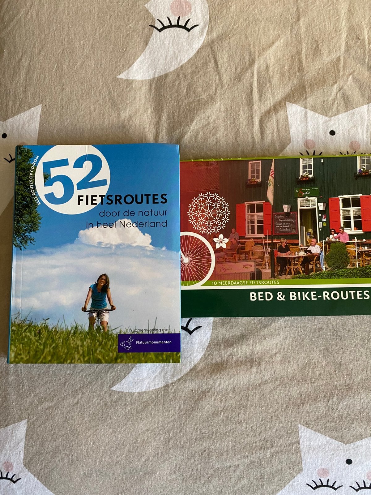 2 fietsroute boekjes, Fiets- of Wandelgids, Europa, Ophalen, Gelezen