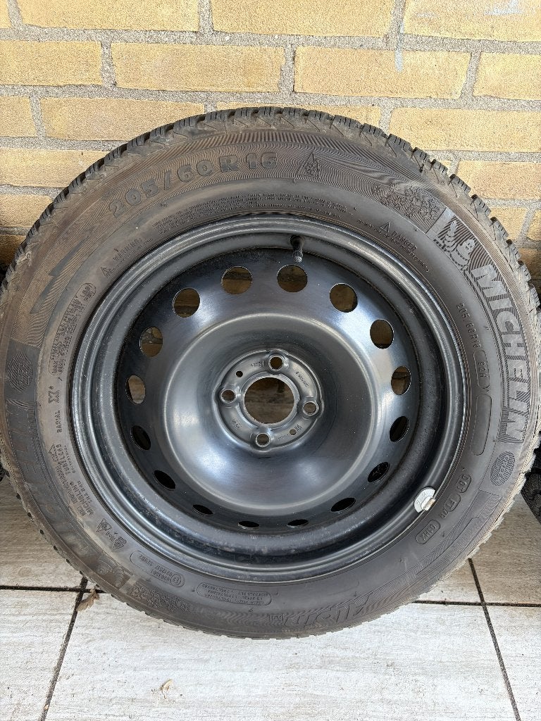 Winterbanden 205/60/R16 Michelin Alpin Dacia Jogger, Auto-onderdelen, Ophalen, 16 inch, Band(en), 205 mm