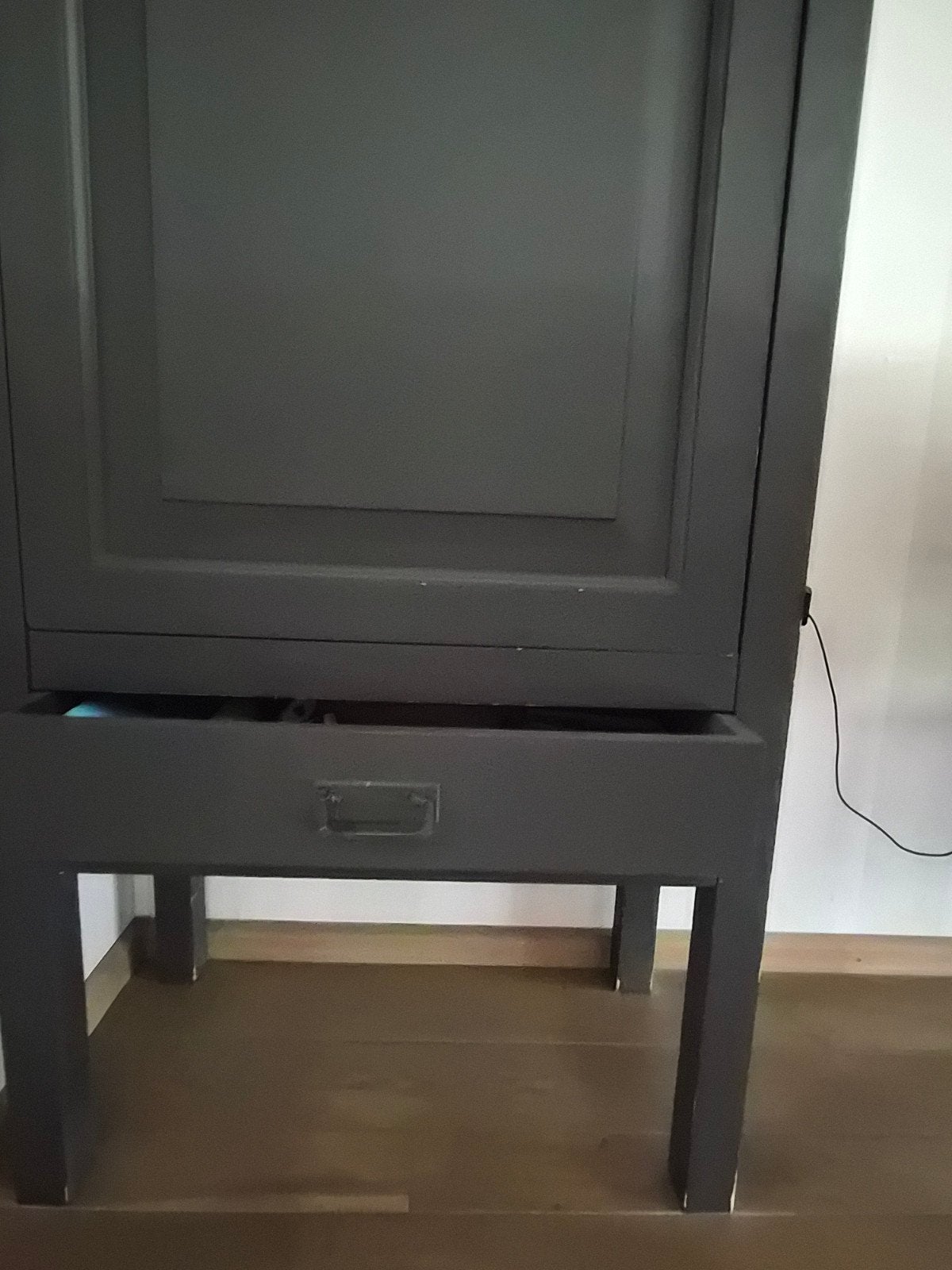 Mooie antraciete kast met schappen en lade, Ophalen