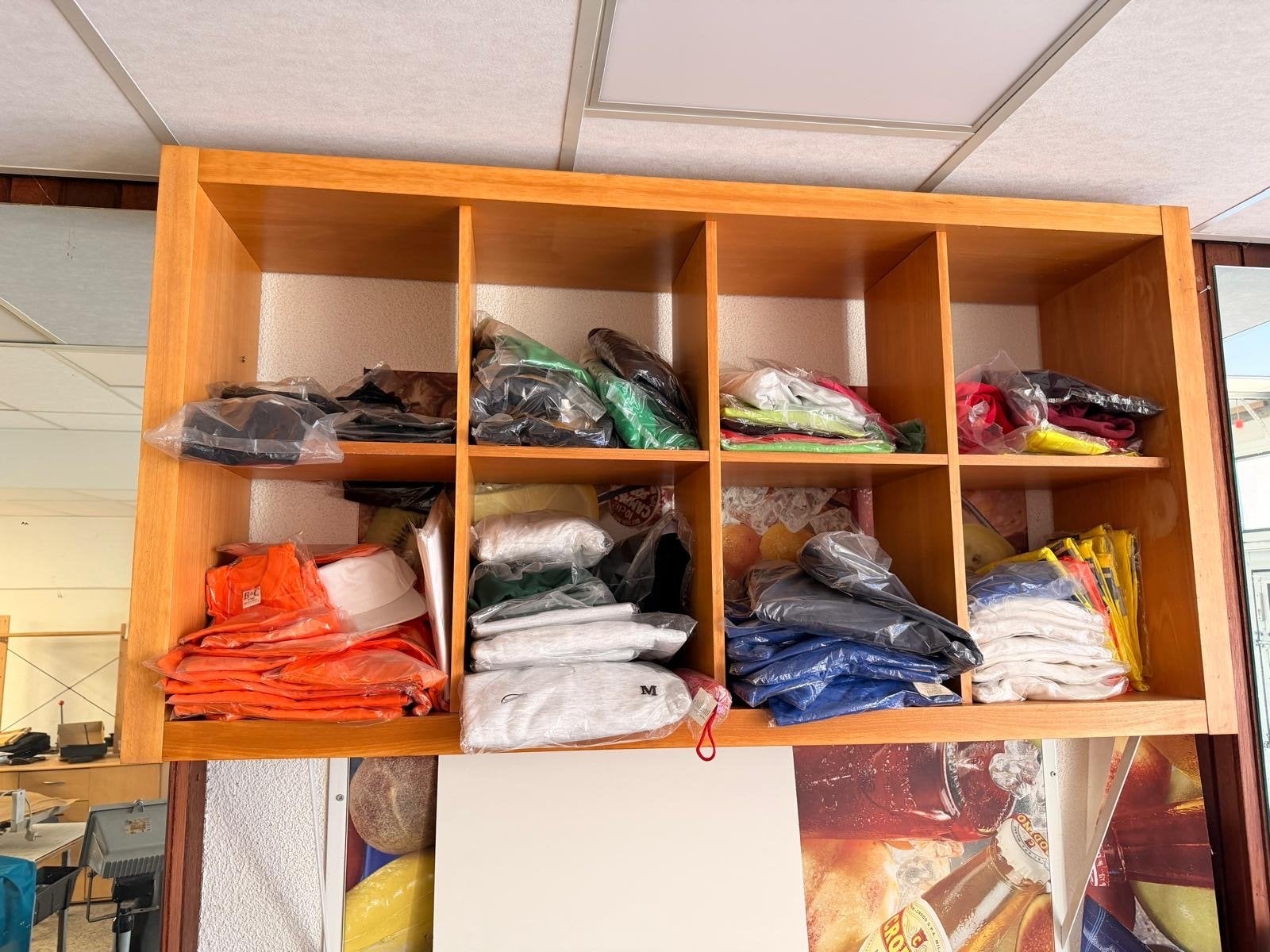 Kast met nieuwe kleding – Tegen elk aannemelijk bod, Kleding | Dames, Ophalen of Verzenden, Nieuw