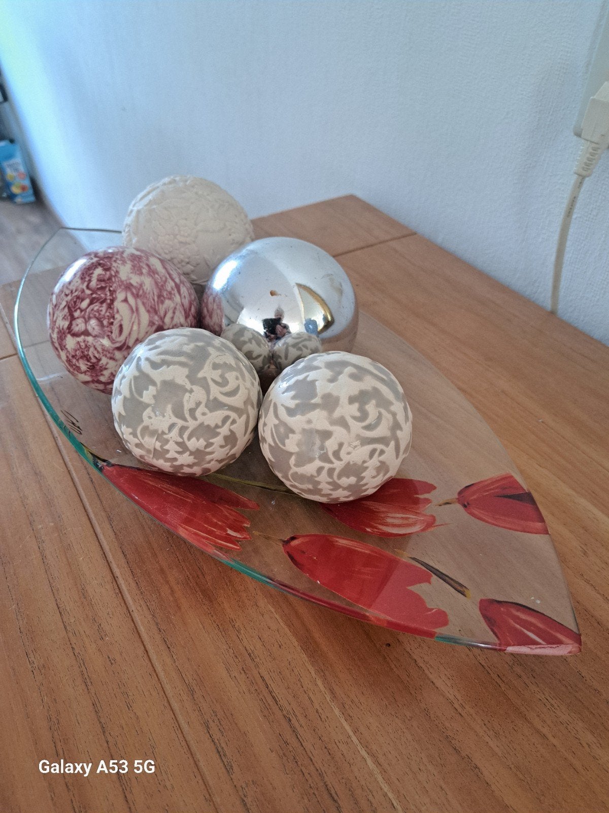 Decoratieve schaal met bollen - Glas en diverse materialen, Huis en Inrichting, Woonaccessoires | Overige, Zo goed als nieuw, Glas