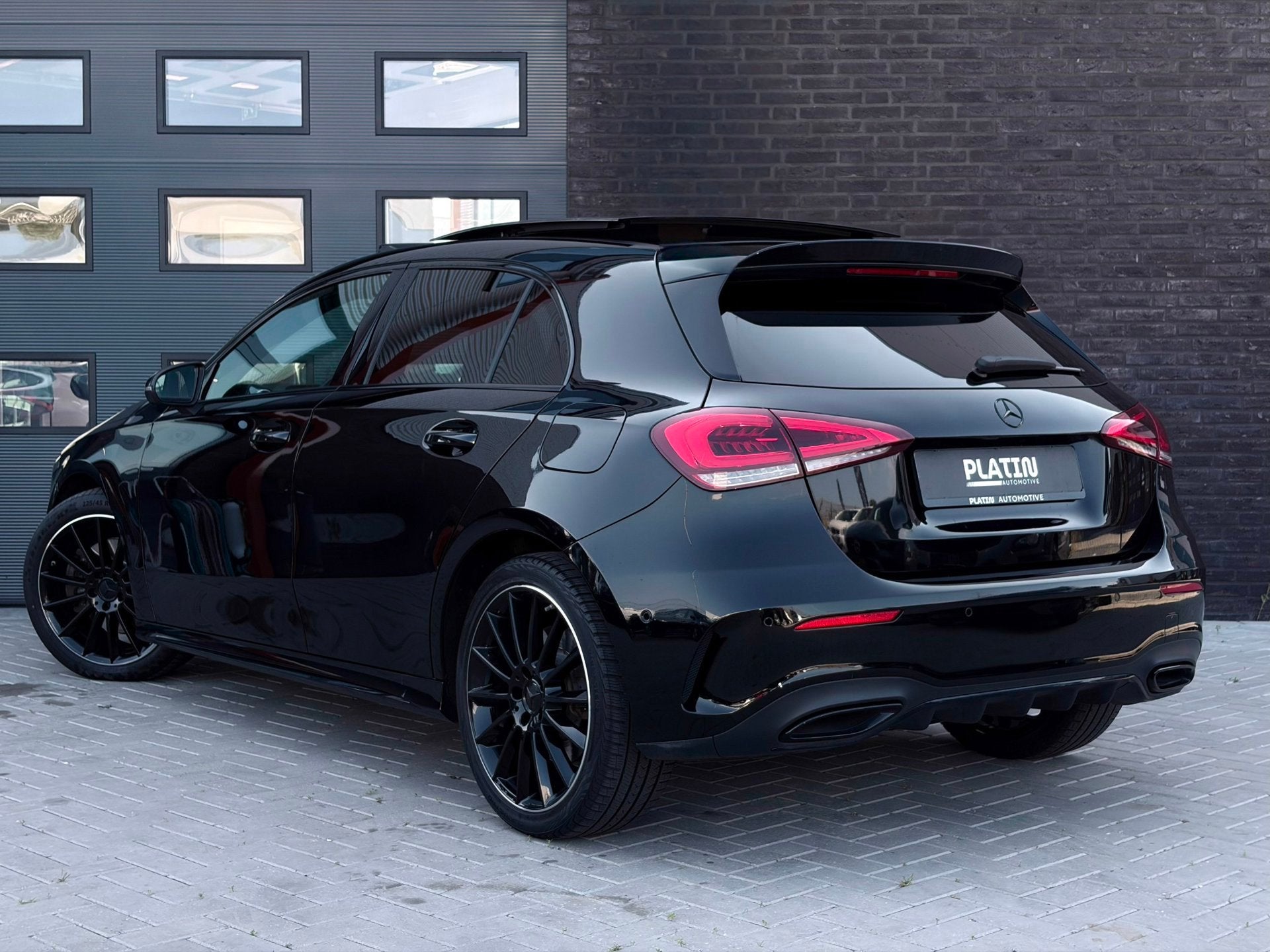 Mercedes-Benz A-klasse A250 e AMG |PANO|BURM|BTW|NIGHT, Auto's, Gebruikt, 4 cilinders, 15 kWh, Zwart