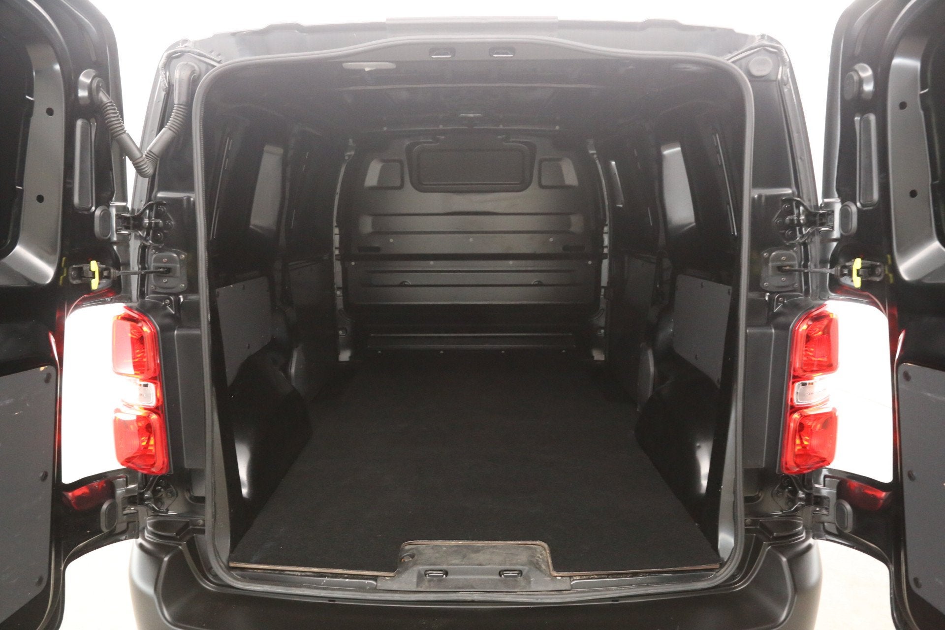 Peugeot Expert 1.5 BlueHDI L2H1 | Airco | Cruise | Carplay |, Auto's, Bestelauto's, Euro 6, 4 cilinders, Zwart, Bedrijf