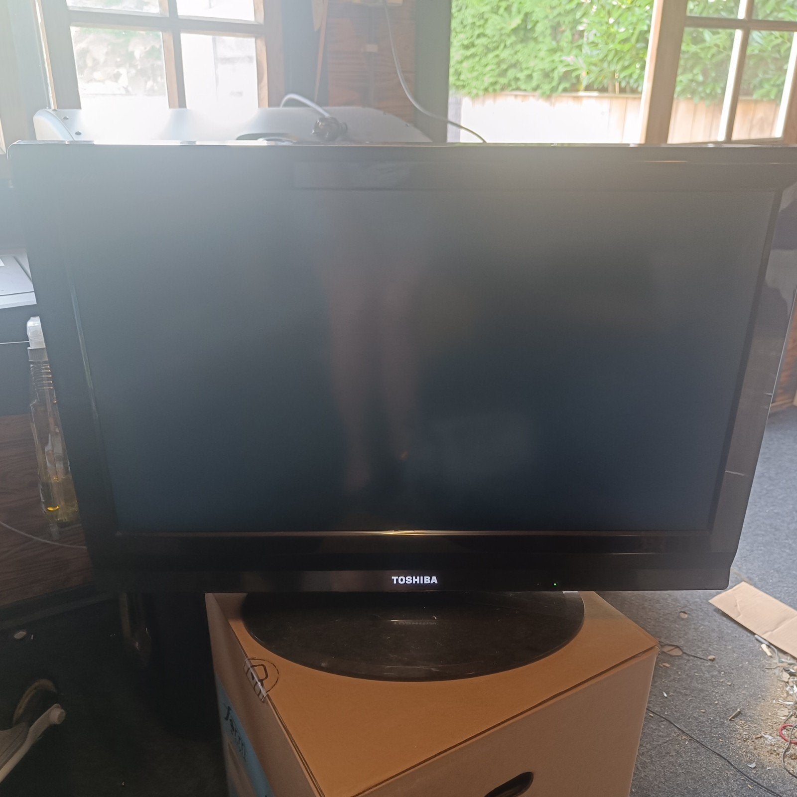 Twee TV's: Samsung met ophangsysteem, Toshiba met voet €35ps, Ophalen, 100 cm of meer, 50 Hz, Samsung
