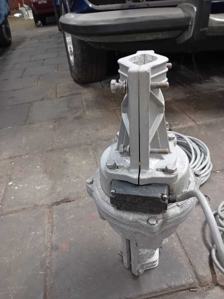 Yaesu Antenne rotor met steunlager en mastbevestigingsplaten, Telecommunicatie, Ophalen, Gebruikt, Mast