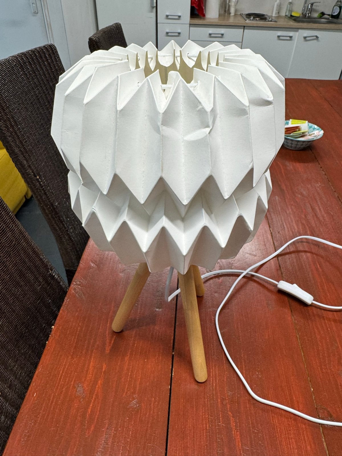 Witte papieren tafellamp met houten pootjes, Met schakelaar, Overige merken, Wit, Modern