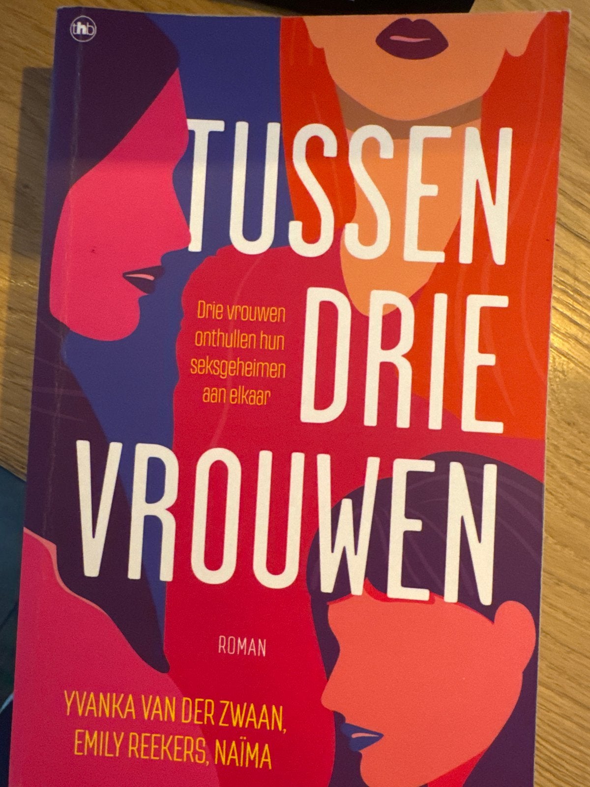 Tussen Drie Vrouwen - Roman, Ophalen of Verzenden, Zo goed als nieuw, Nederland