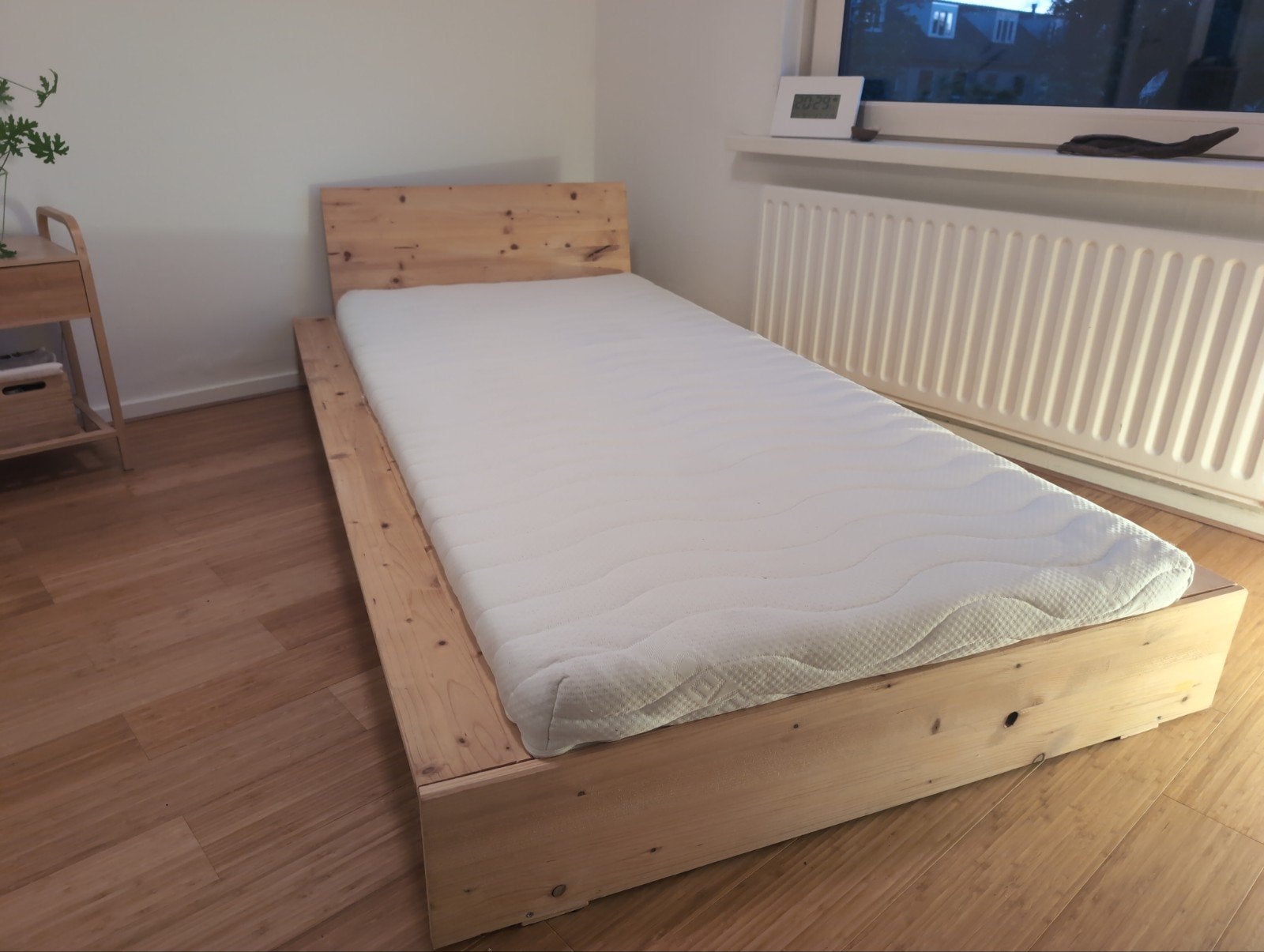 Eén-persoonsbed 90x200, vuren hout massief, met matras, Ophalen, 90 cm, Eenpersoons, Wit