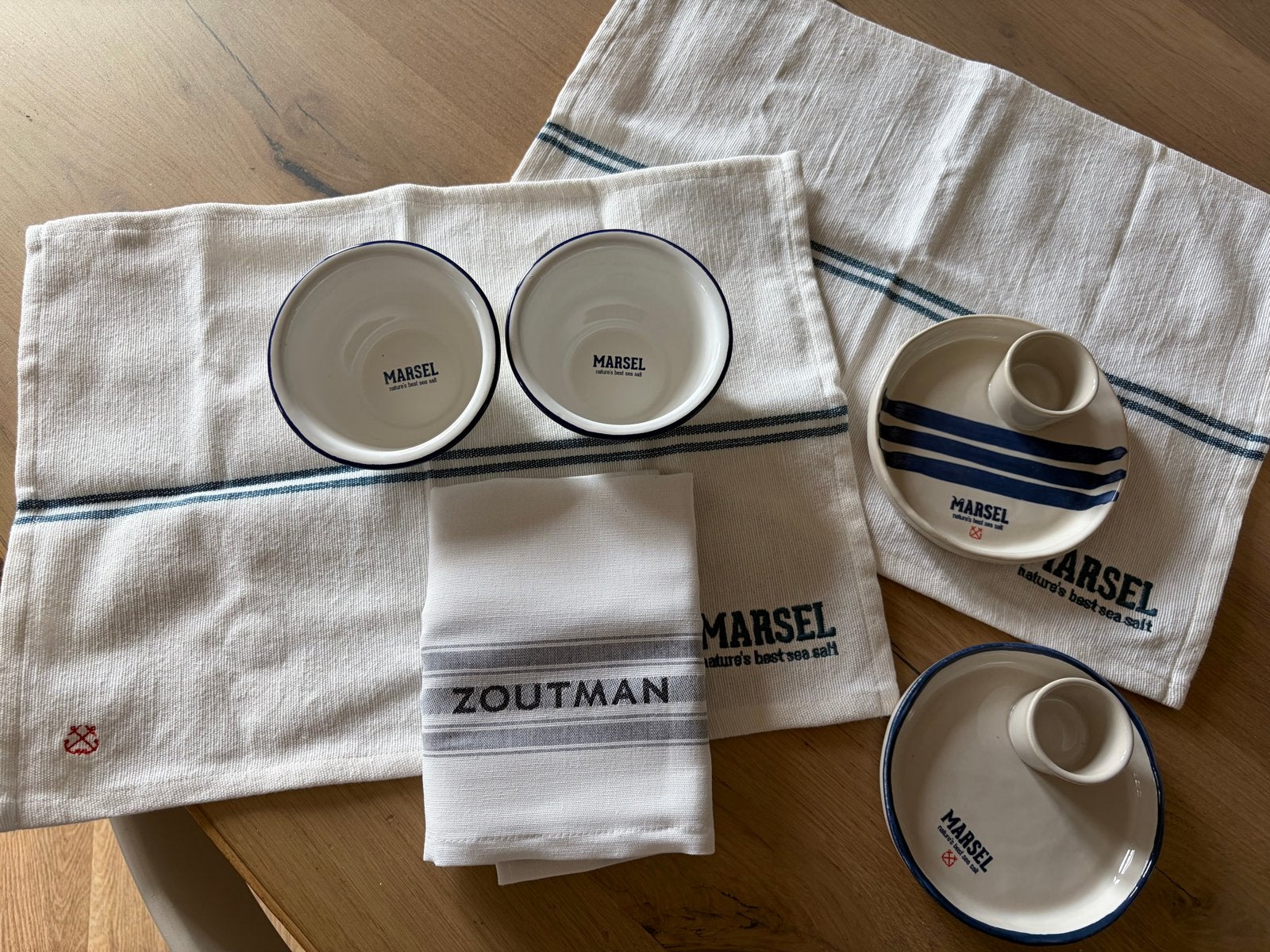 Emaille servies met placemats en theedoek, Overige merken, Keramiek, Nieuw, Ophalen of Verzenden