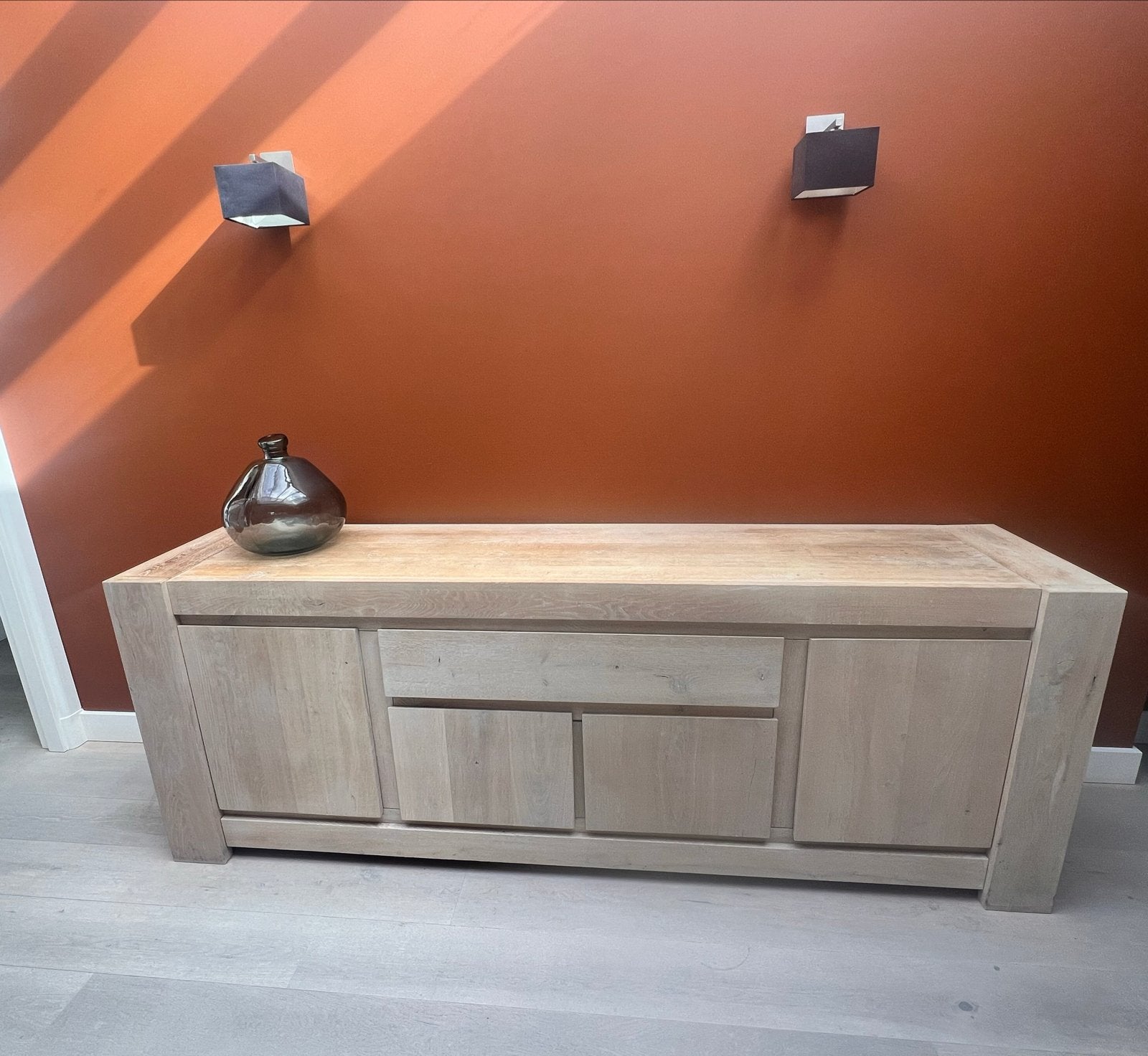 Foto 3 van Houten dressoir met lades en deuren - lichte beschadigi