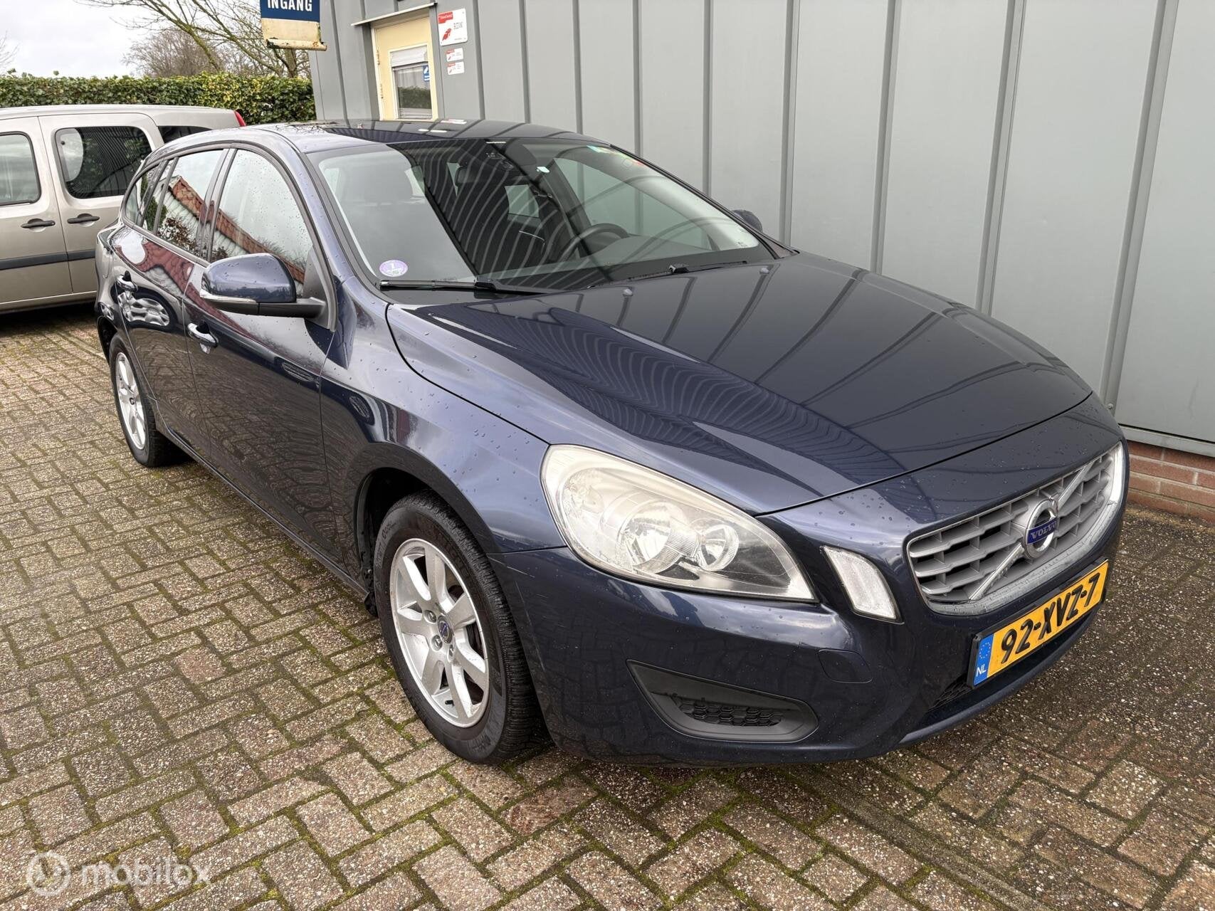 Volvo V60 1.6 T3 Kinetic Automaat - APK - Navi - Cruise - Ai, Auto's, Stof, Gebruikt, Zwart, 4 cilinders
