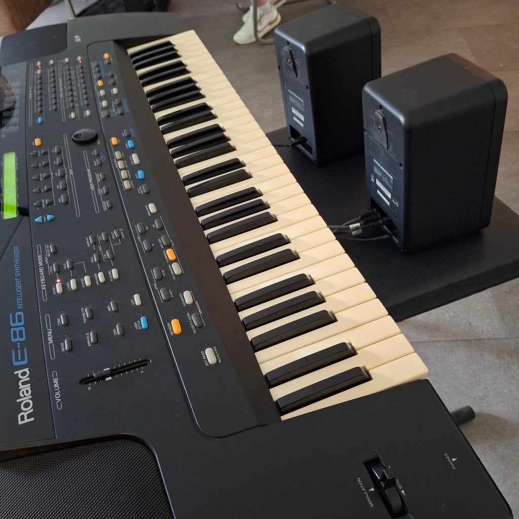 Roland e86 plus boxen, kruk, standaard, pedaal, Muziek en Instrumenten, Piano's, Gebruikt, Overige typen, Zwart, Verzenden