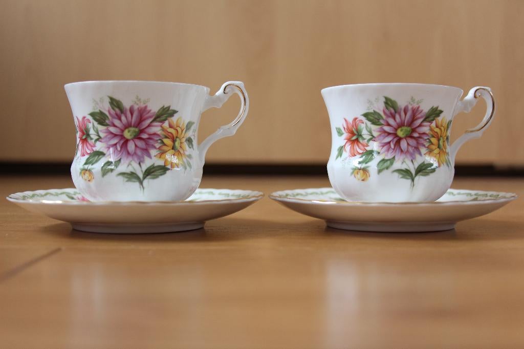 2 Engelse kopjes van Queen's special edition Flowers, Verzamelen, Ophalen of Verzenden, Zo goed als nieuw, Porselein, Kop en/of schotel