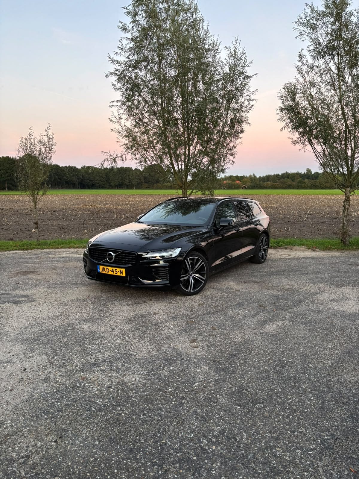 Volvo V60 T6 Twin Engine 340pk AWD 2020 Zwart R-design, Automaat, Dealer onderhouden, Zwart, 4 cilinders