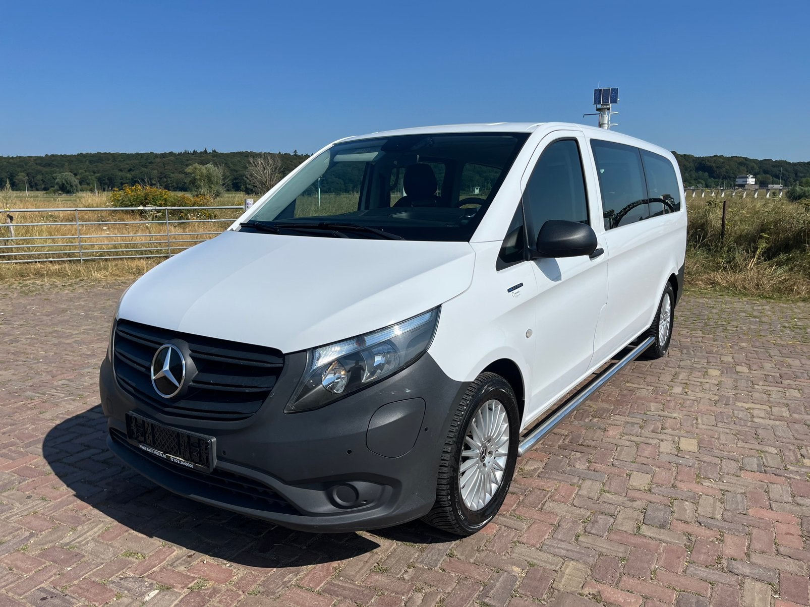 Mercedes-Benz Vito Evito Tourer XL 205pk 2023 Wit, Auto's, Mercedes-Benz, Origineel Nederlands, 9 stoelen, 585 min, Te koop