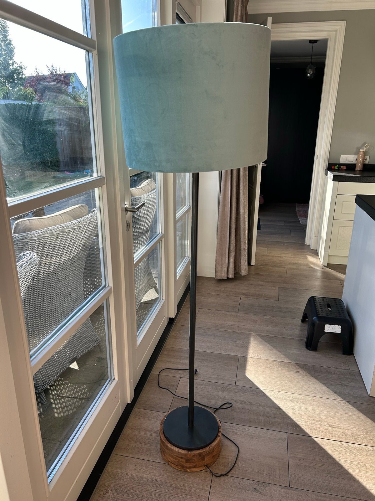Stijlvolle vloerlamp met fluwelen kap en houten voet, Ophalen, E27 (groot), Zo goed als nieuw, 150 tot 200 cm