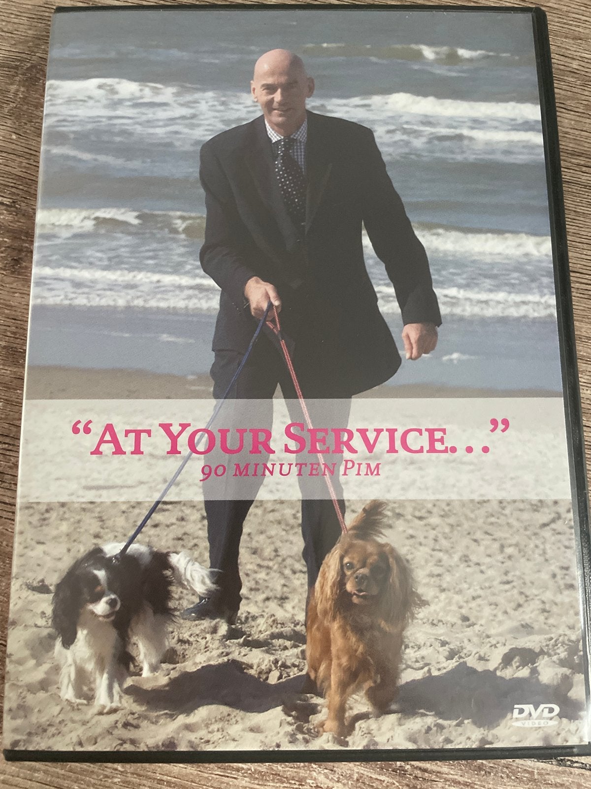 At Your Service... 90 Minuten Pim DVD, Alle leeftijden, Ophalen of Verzenden, Zo goed als nieuw, Nederlands