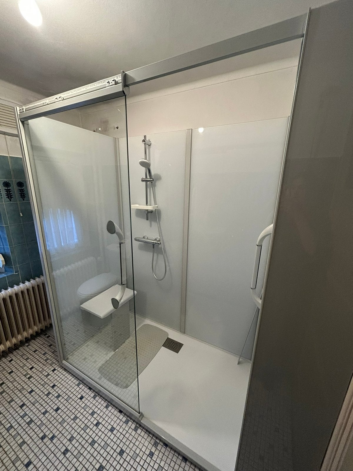 Complete drempelvrije douchecabine van Kinedo, Ophalen, Gebruikt, Met douche