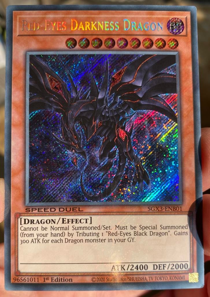 Yu-Gi-Oh! Red-Eyes Darkness Dragon SGX3 1st Edition !, Ophalen of Verzenden, Zo goed als nieuw, Losse kaart, Foil