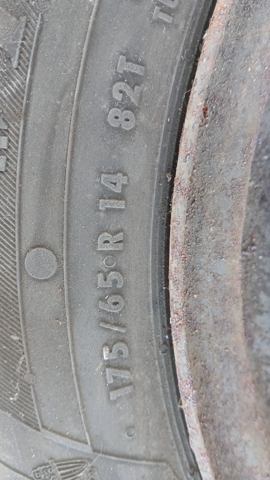 Foto 5 van 4 zomerwielen op velg. 175/65 R14