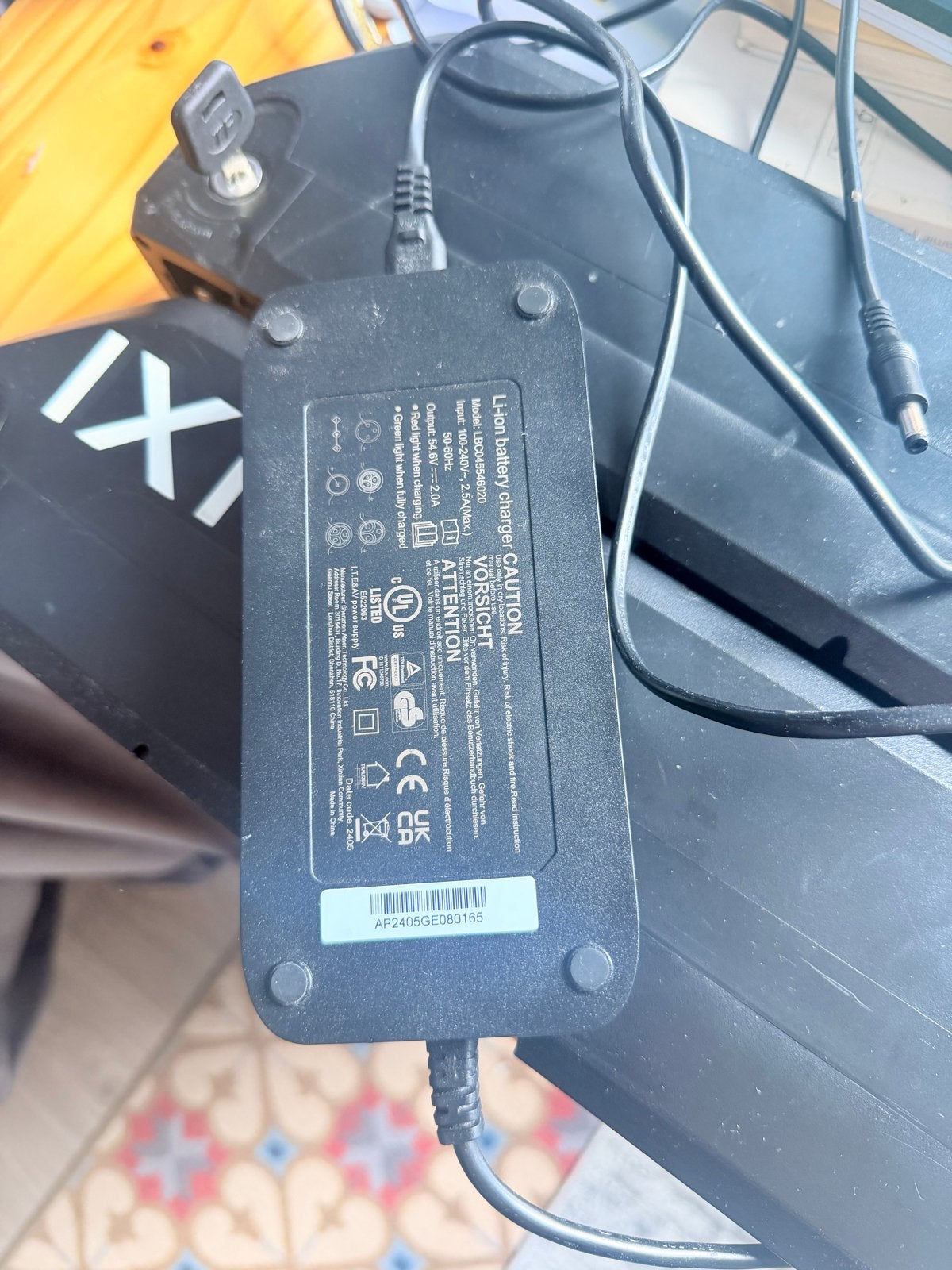 V8 elektrische fiets batterij met sleutel en oplader, Ophalen of Verzenden, Zo goed als nieuw