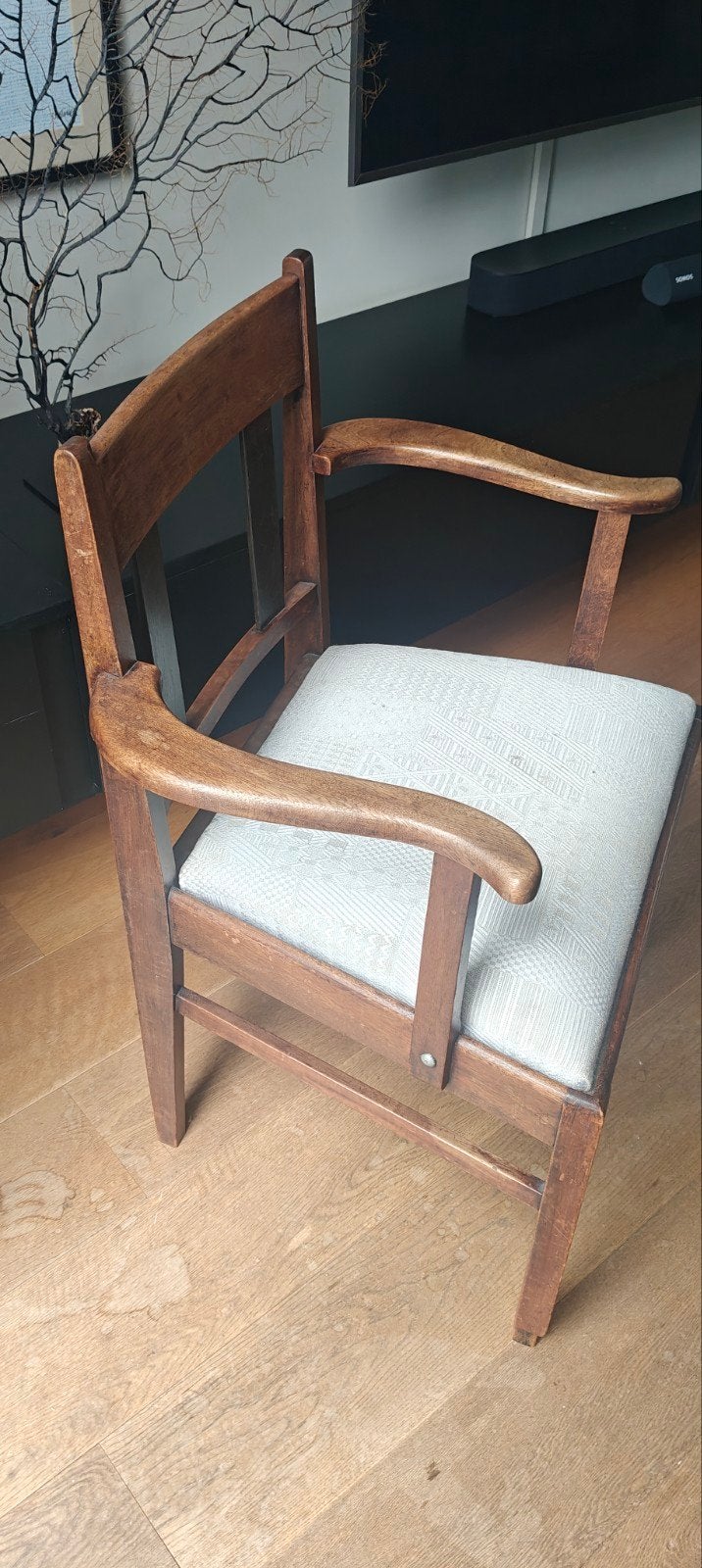 Vintage houten stoel met armleuningen witte zitting, Ophalen