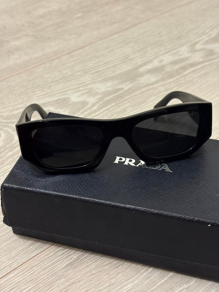 Prada PR A01S zonnebril, Ophalen of Verzenden, Zo goed als nieuw, Zwart, Prada