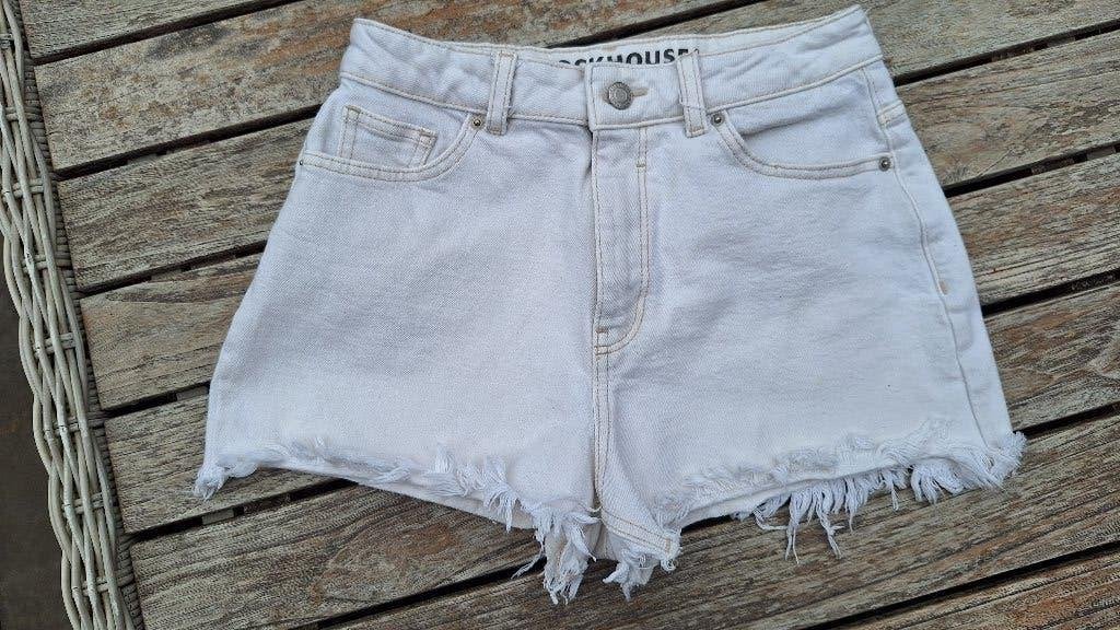 Korte witte spijkerbroek maat 36 Clockhouse, Kleding | Dames, Broeken en Pantalons, Kort, Wit, Ophalen of Verzenden, Zo goed als nieuw