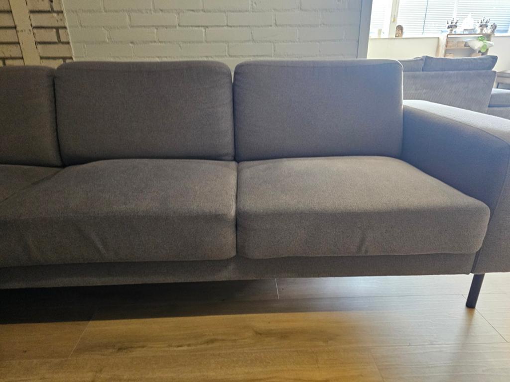 Grijze hoekbank met ruime zitting, 125 cm of meer, 125 cm of meer, Zo goed als nieuw, Info@homefriesland.nl