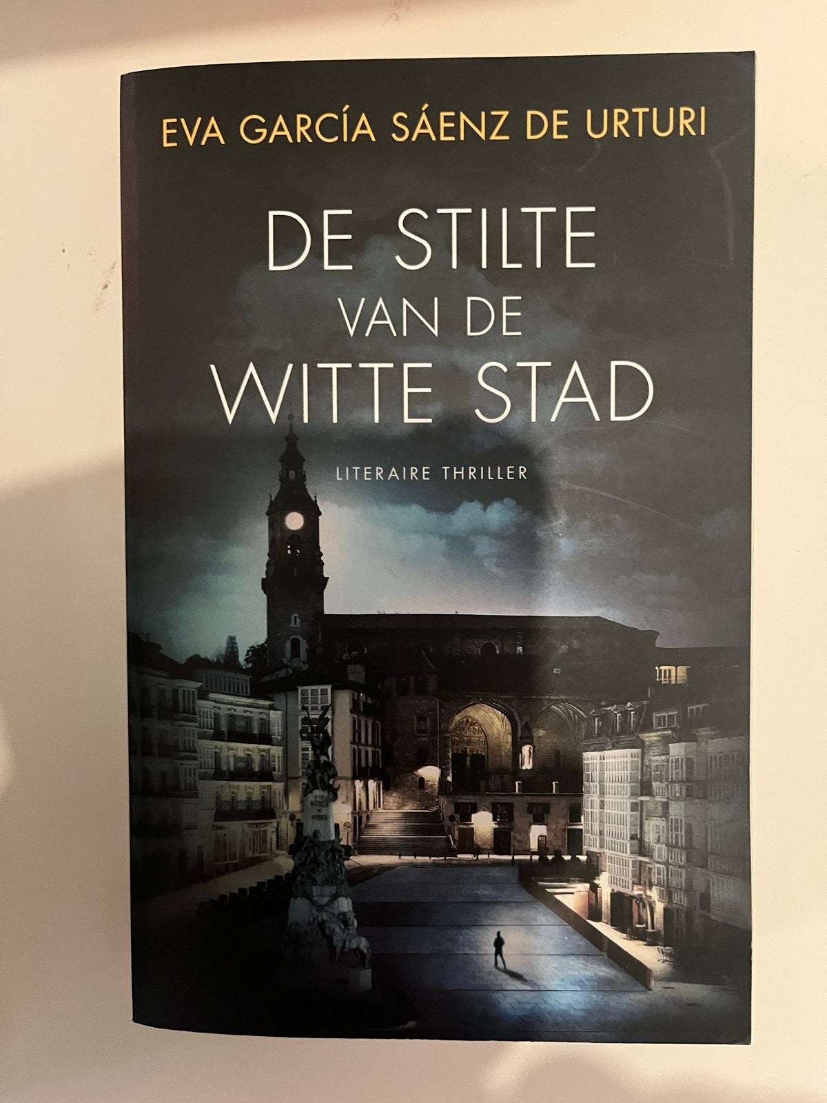 De Stilte van de Witte Stad - Eva García Sáenz de Urturi, Boeken, Ophalen of Verzenden, Zo goed als nieuw, Europa overig