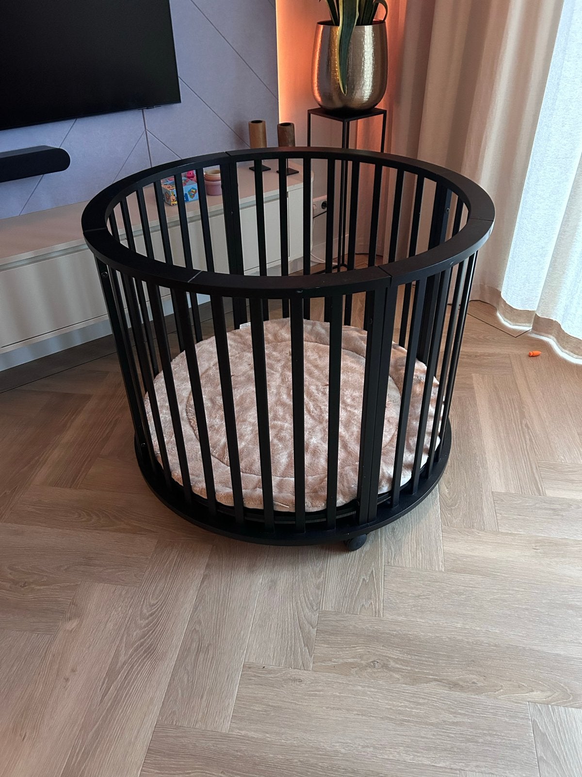 Ronde box van Europe Baby - Zwart met boxkleed - Als nieuw!, Kinderen en Baby's, Ophalen, Zo goed als nieuw, Rond, In hoogte verstelbaar