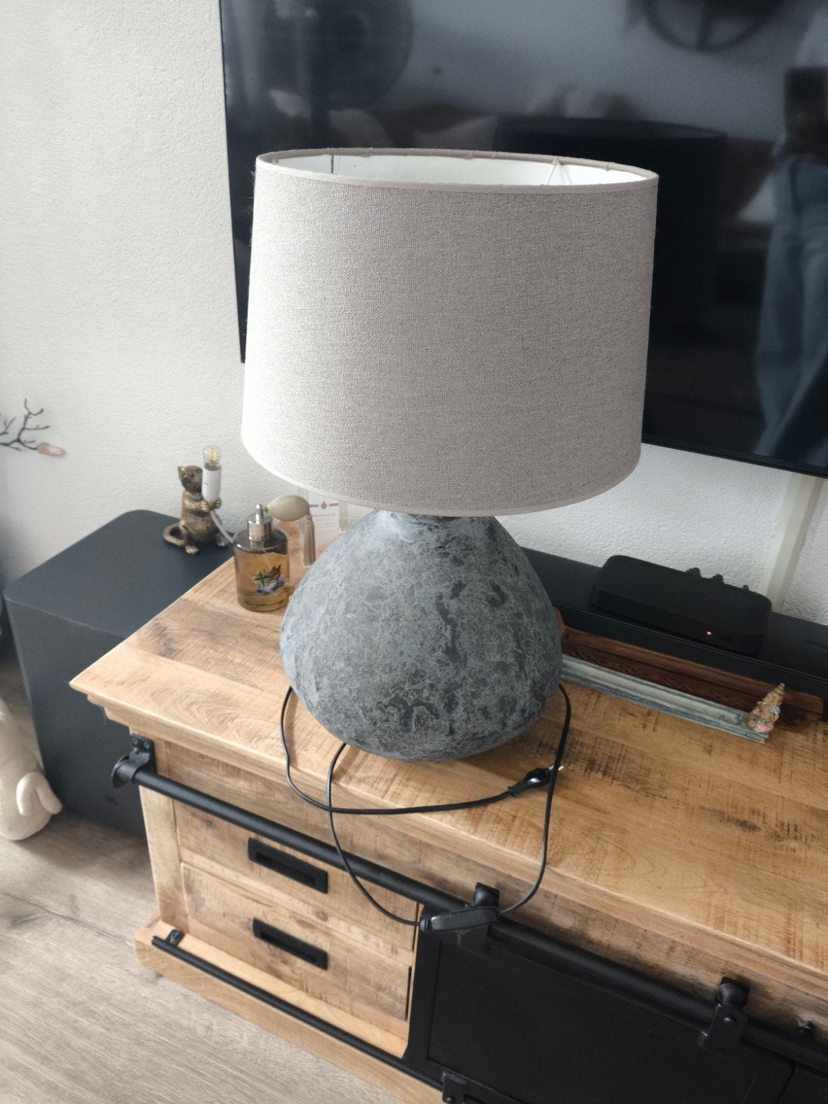 Moderne tafellamp met grijze stoffen kap en robuuste voet, Textiel, Ophalen of Verzenden, Met schakelaar, Grijs