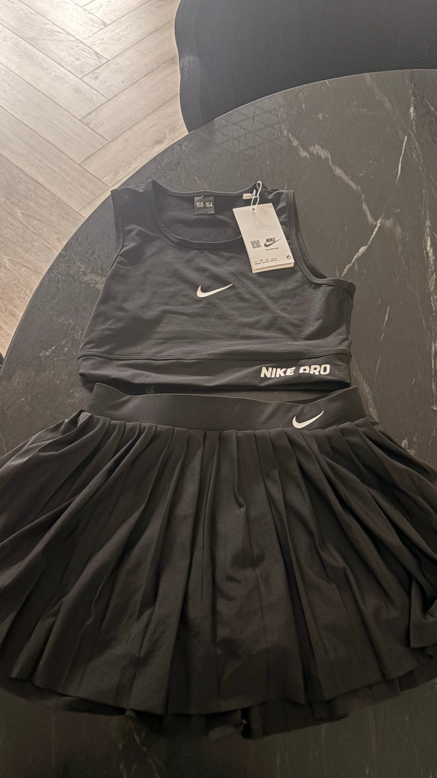 Nike Pro sportset: top en rokje - Nieuw met kaartjes, Zwart, Nieuw, Ophalen of Verzenden, Fitness of Aerobics
