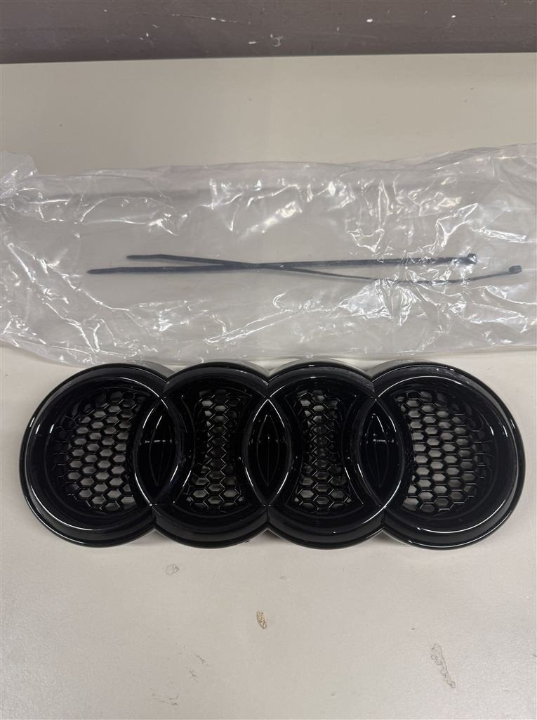 Audi badgehouder V2 Black Edition [voor Badgeless honingraat, Ophalen of Verzenden, Nieuw, Auto's
