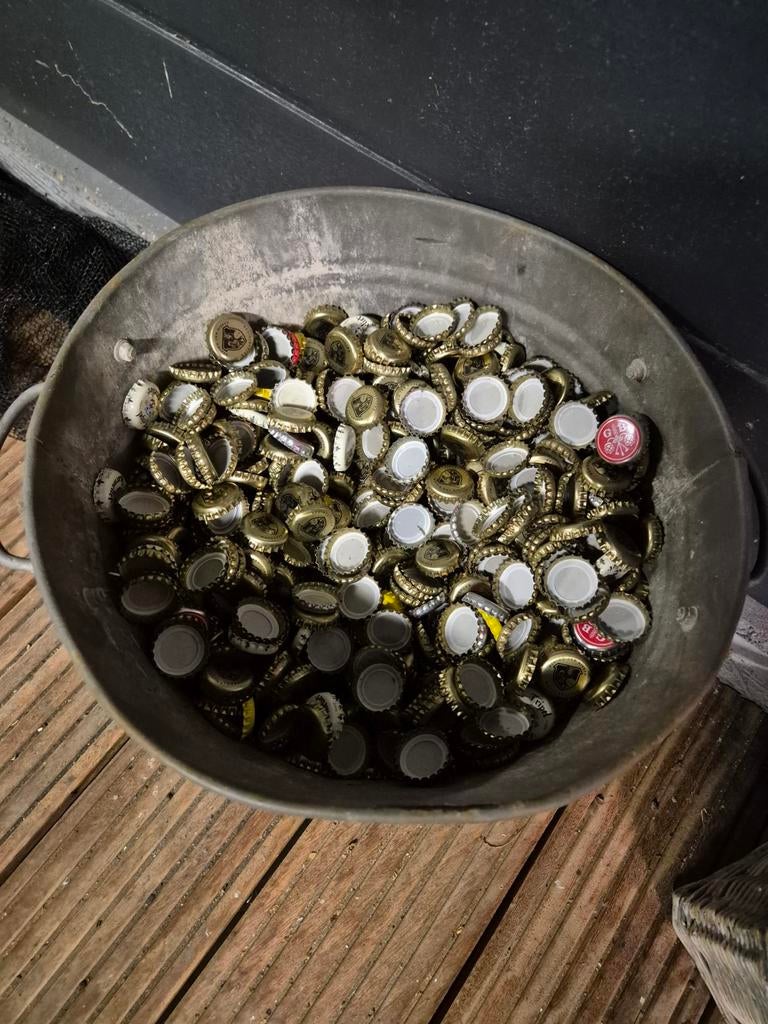 Emmer vol bierdoppen, voornamelijk Hertog Jan, Ophalen of Verzenden, Gebruikt