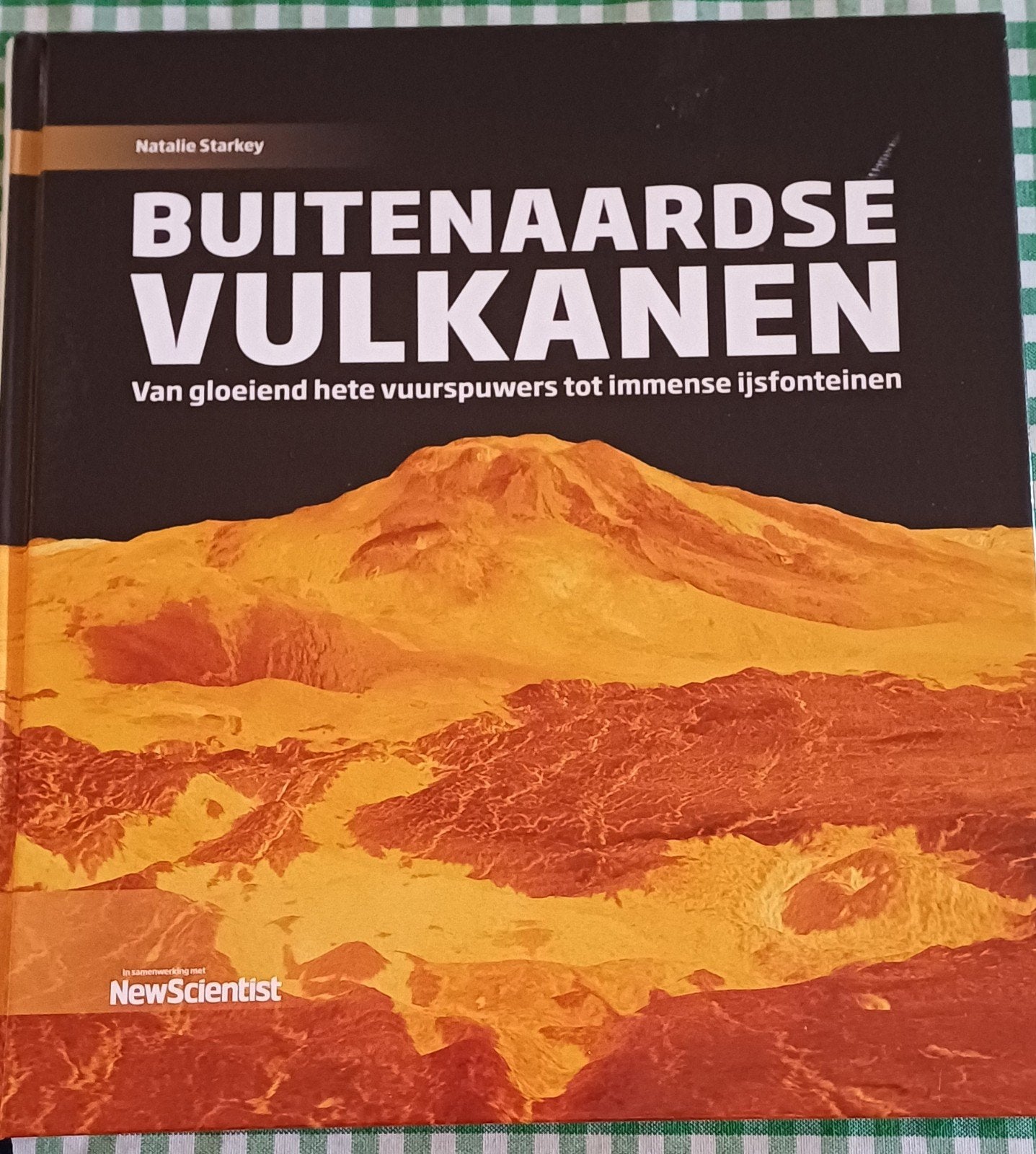 Buitenaardse Vulkanen - Natalie Starkey, Boeken, Ophalen of Verzenden, Zo goed als nieuw, Natalie Starkey, Natuurwetenschap