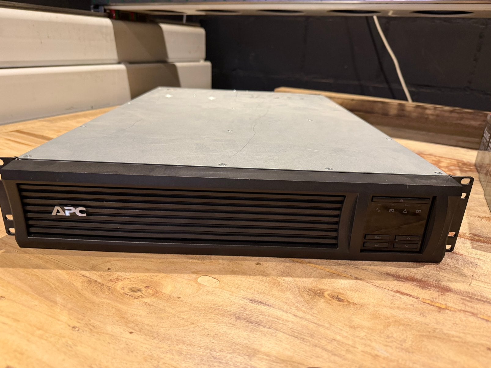 APC UPS SMT3000RMI2U +AP9630 netwerk kaart, Computers en Software, Noodvoedingen (UPS), Ophalen, Gebruikt