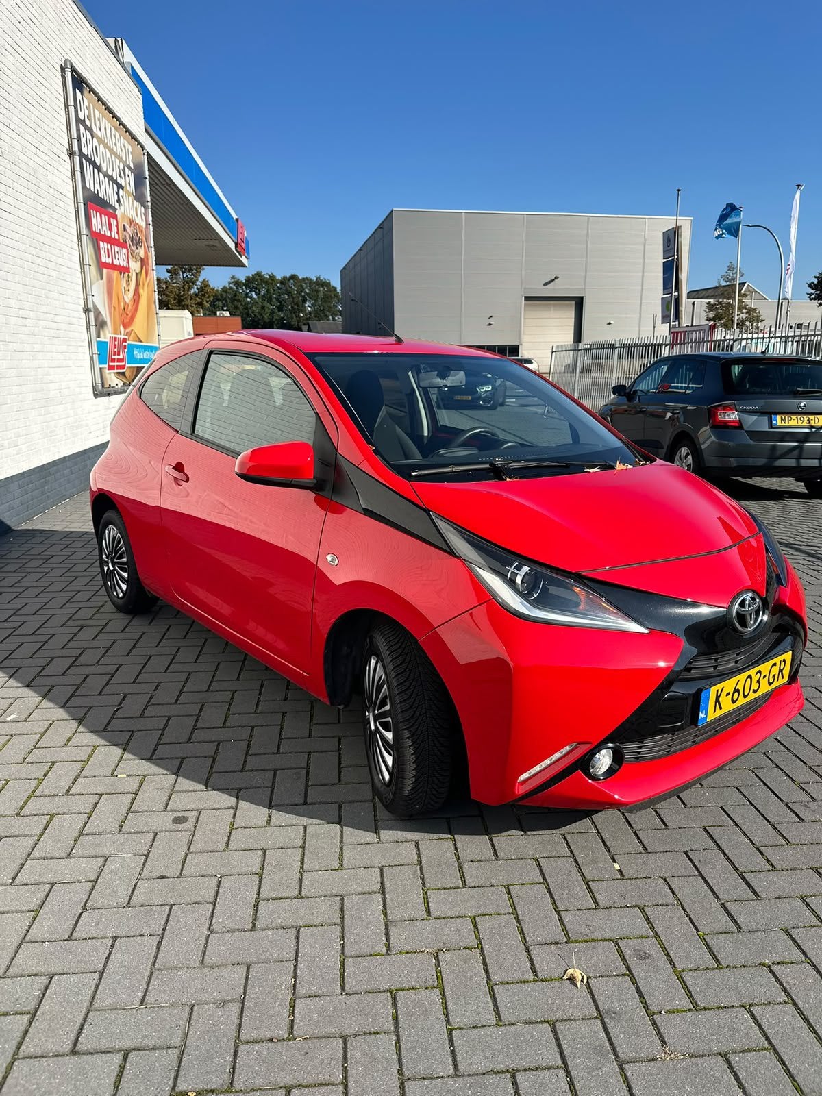 Toyota Aygo 1.0 Vvt-i 69pk 3D 2017 Rood, Auto's, Voorwielaandrijving, 4 stoelen, 24 km/l, Handgeschakeld