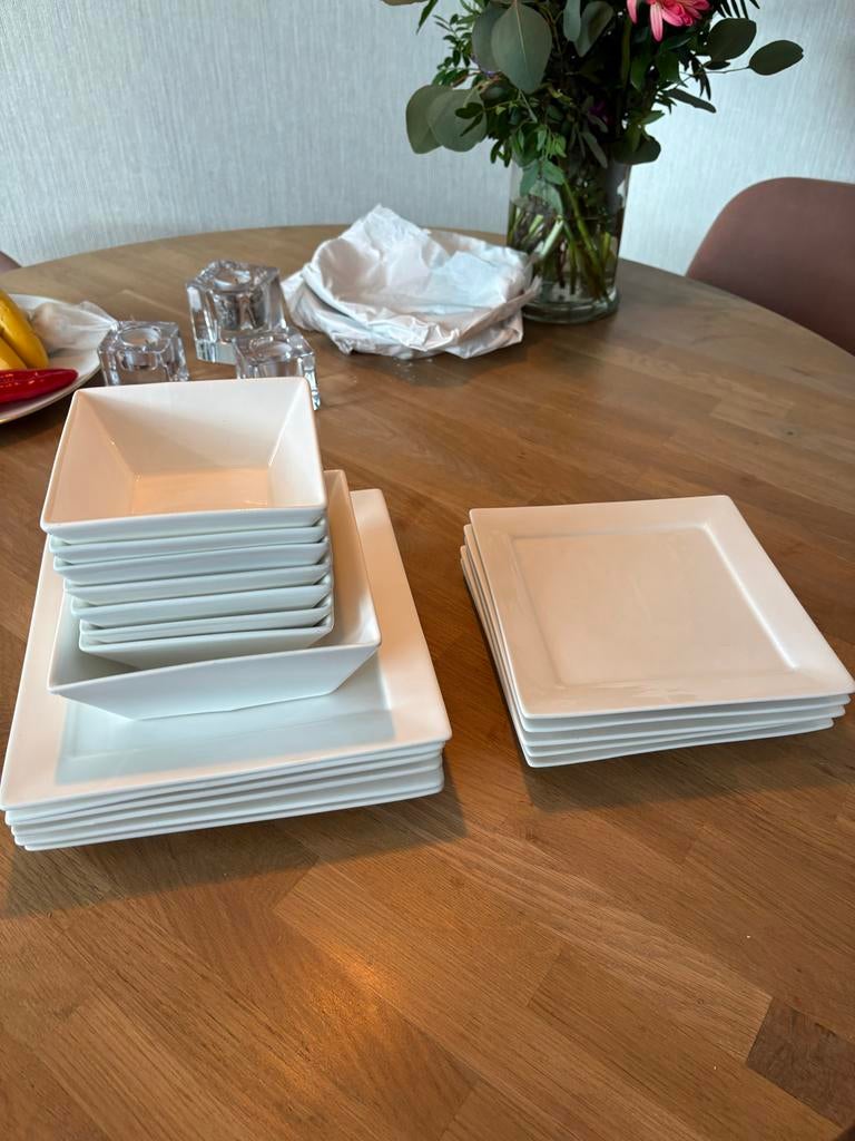 Wit vierkant servies - 6 diner, 7 ontbijt, kom, 7 bakjes, Keramiek, Ophalen of Verzenden, Zo goed als nieuw, Effen