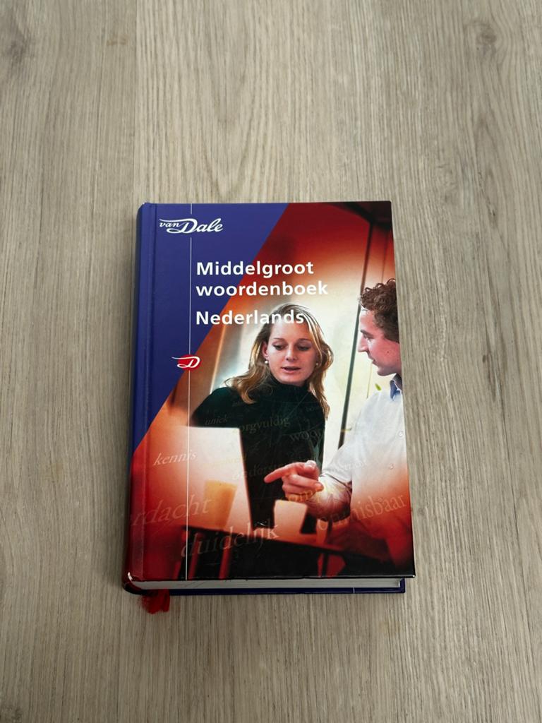 Van Dale Middelgroot woordenboek Nederlands, Boeken, Woordenboeken, Nederlands, Ophalen of Verzenden, Zo goed als nieuw, Van Dale