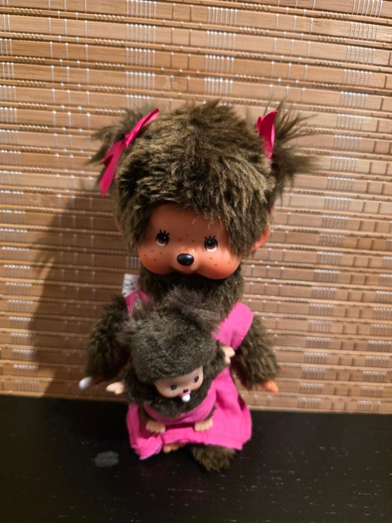 Monchhichi met baby en roze kleding - Zo goed als nieuw, Ophalen of Verzenden, Zo goed als nieuw