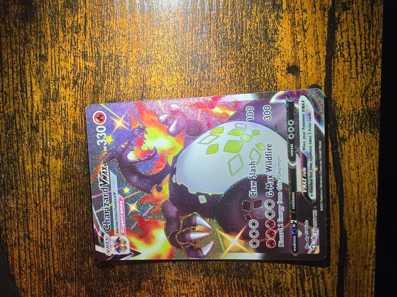 Charizard VMAX Pokémon Kaart - Glanzend en Zeldzaam, Hobby en Vrije tijd, Ophalen of Verzenden, Zo goed als nieuw, Losse kaart